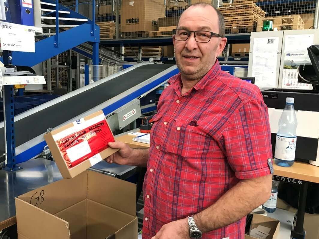 Mario Hartmann, stellvertretender Teamleiter Logistik, packt für Kunden in Großbritannien: Sie bekommen Sendungen Dank einer Übergangslösung trotz der Brexit-Neuerungen pünktlich.